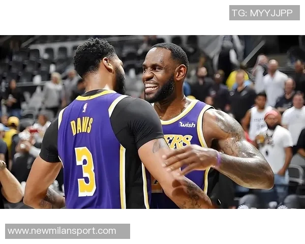 湖人训练场景曝光斯玛特紧逼八村里夫斯全力防守展现球队默契